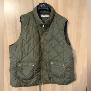 Packable thin quilted puffer vest. Olive green. Full zipper. Snap pockets.